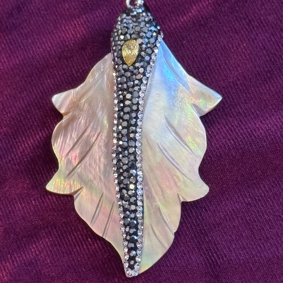 Natural freshwater shell leaf pendant NWT - Picture 3 of 8